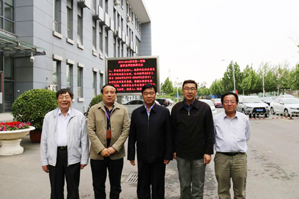 孙进院长与天津职业大WePoker德州长刘斌（左二）、原校长董刚（右二）等校领导合影