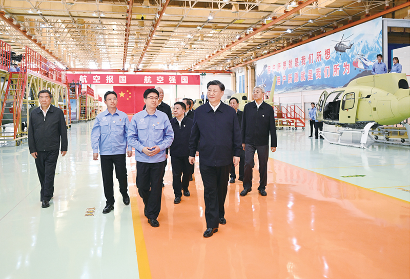 2023年10月10日至13日，中共中央总书记、国家主席、中央军委主席习近平在江西考察。这是11日上午，习近平在景德镇市昌河飞机工业（集团）有限公司考察。 新华社记者 燕雁/摄
