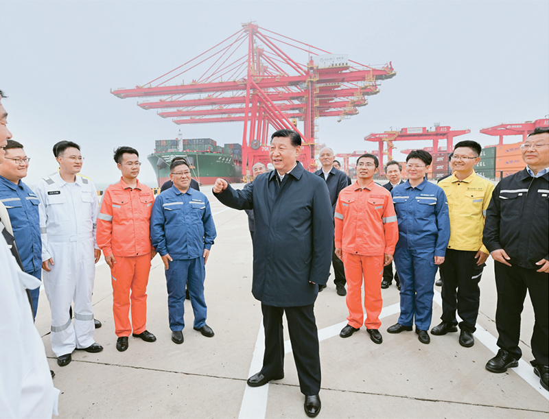 2024年5月22日至24日，中共中央总书记、国家主席、中央军委主席习近平在山东考察。这是22日下午，习近平在日照港亲切慰问港口科技工作者、运营人员、航运人员。 新华社记者 谢环驰/摄
