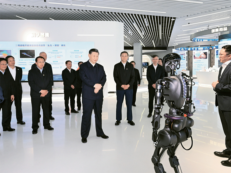2023年11月28日至12月2日，中共中央总书记、国家主席、中央军委主席习近平在上海考察。这是11月28日下午，习近平在浦东新区张江科学城参观上海科技创新成果展。 新华社记者 谢环驰/摄