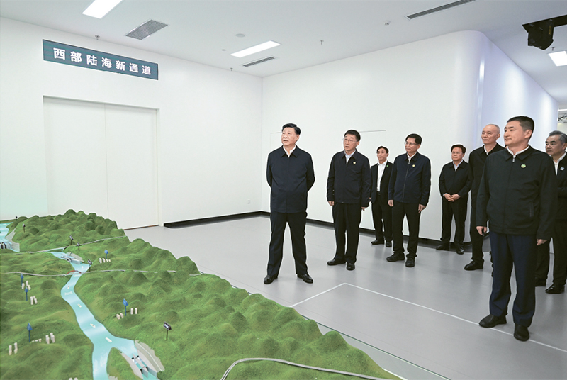 2023年12月14日至15日，中共中央总书记、国家主席、中央军委主席习近平在广西考察。这是14日上午，习近平在南宁市考察中国—东盟信息港股份有限公司，结合平陆运河沙盘听取西部陆海新通道骨干工程建设汇报。 新华社记者 谢环驰/摄